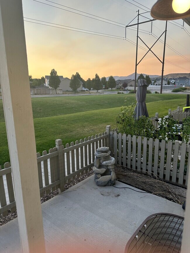 Building Photo - Rare: townhome with a view