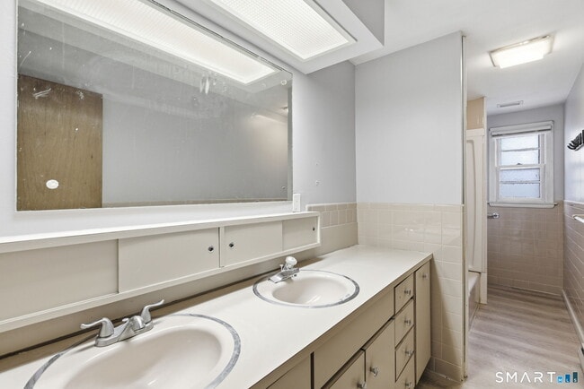 Building Photo - 44 E Cedar St