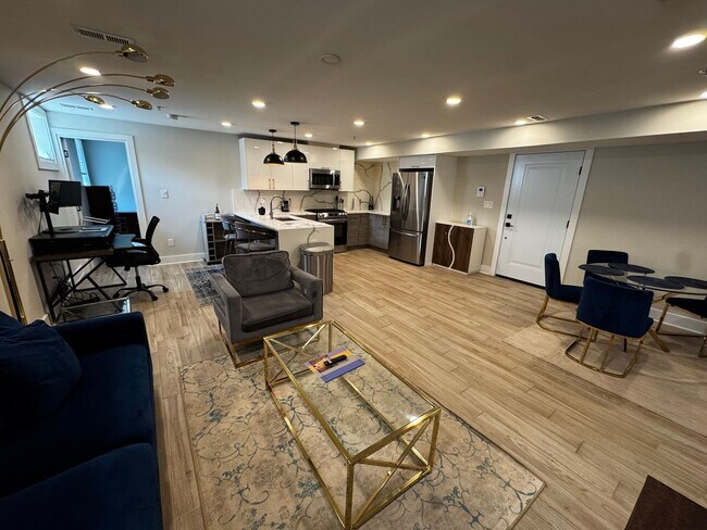 Building Photo - Discover this beautifully renovated 2BD/2B...