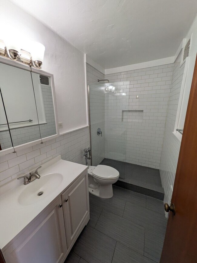 Building Photo - Spacious 1-bedroom apartment in a excellent location