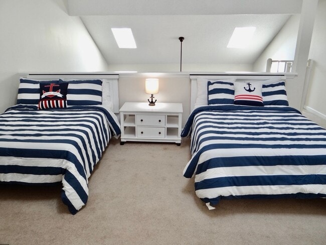 Building Photo - Beautifully Remodeled and Furnished Rental...