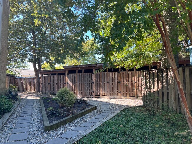 Building Photo - 1756 Dogwood Dr