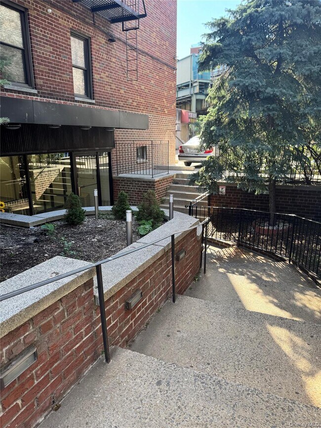 Building Photo - 1725 Edison Ave
