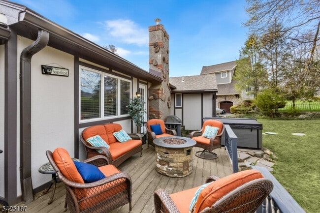 Building Photo - 487 W Shore Trail