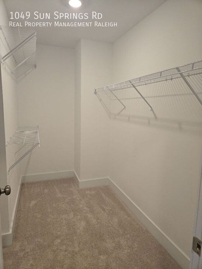 Building Photo - 1049 Sun Spgs Rd