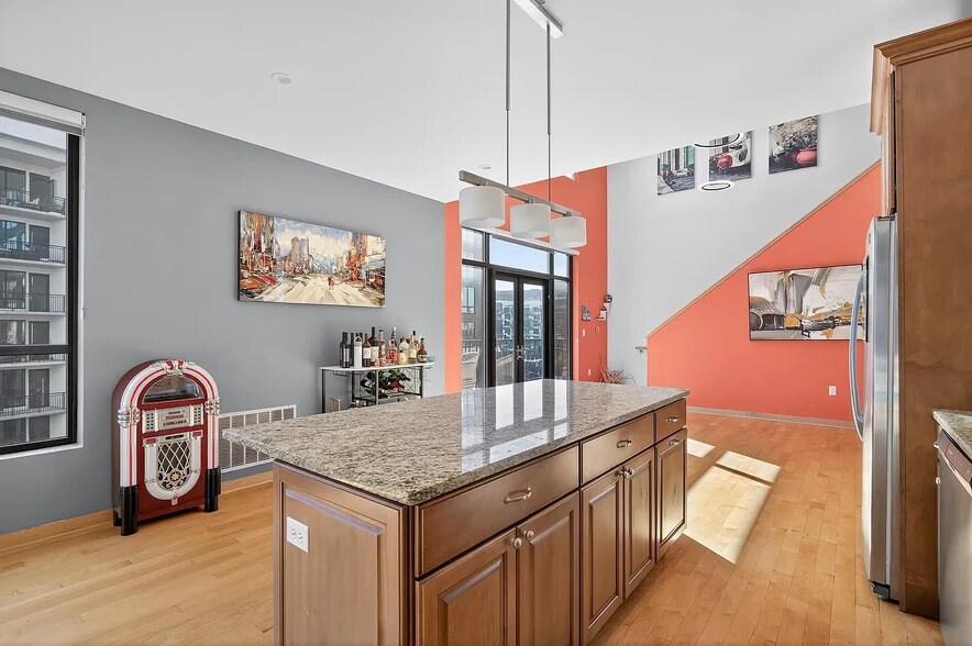 Building Photo - 3104 W Lake St