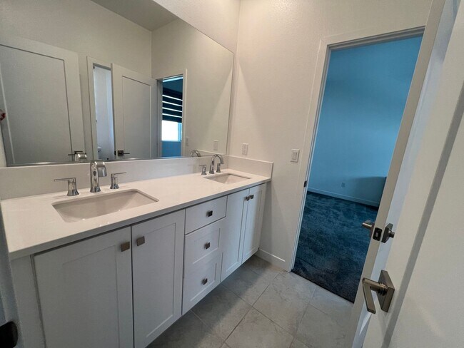 Building Photo - Beautiful furnished 4 bedroom Townhouse!