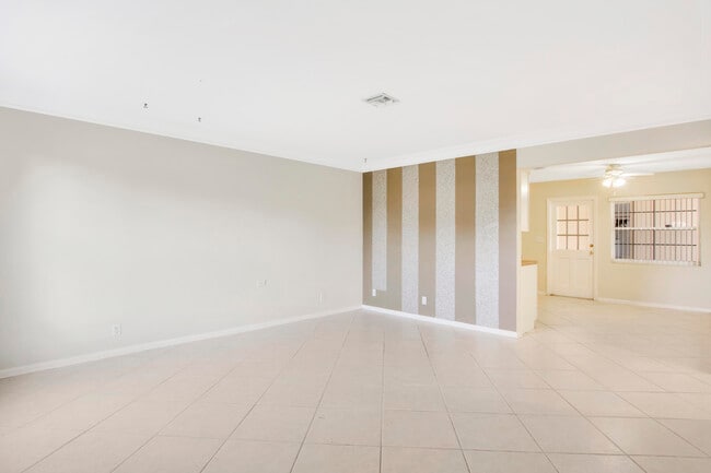 Building Photo - 527 W Jasmine Dr