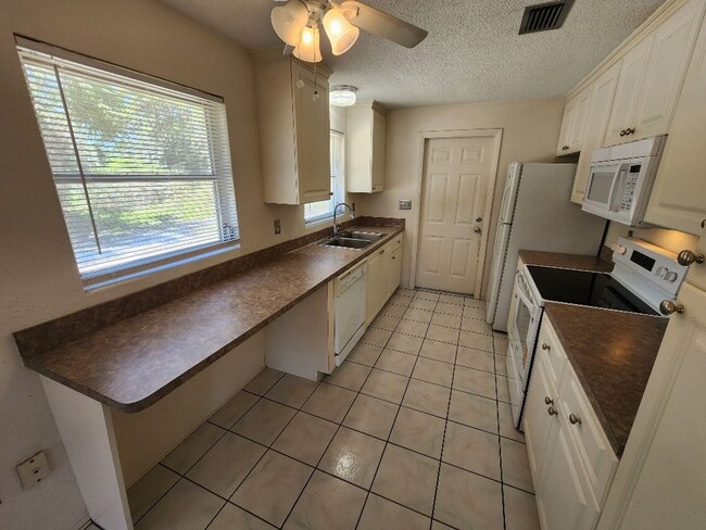 Building Photo - Nice 2/1 house in Edgewater, Dog Friendly