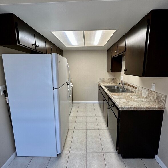 Building Photo - 1301 Hemlock Ave