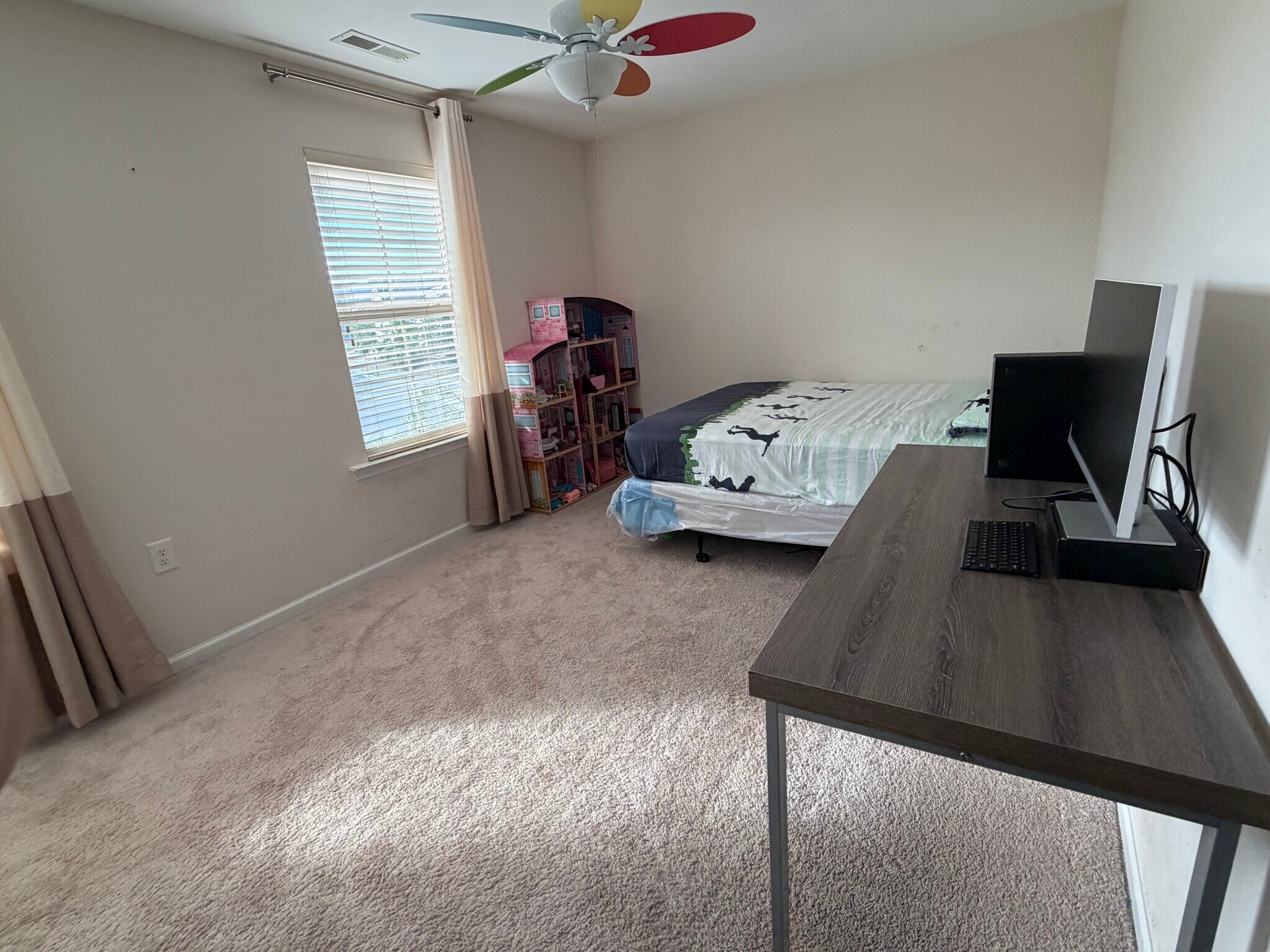 Building Photo - 220 Concordia Woods Dr