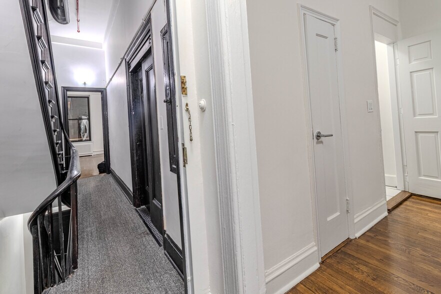 Building Photo - 318 E 53rd St