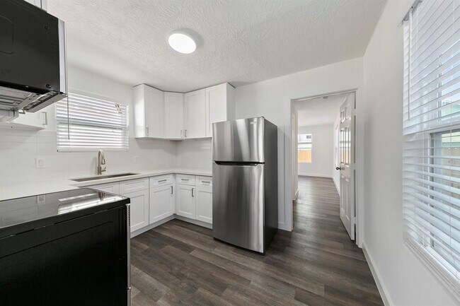 Building Photo - 706 38th St
