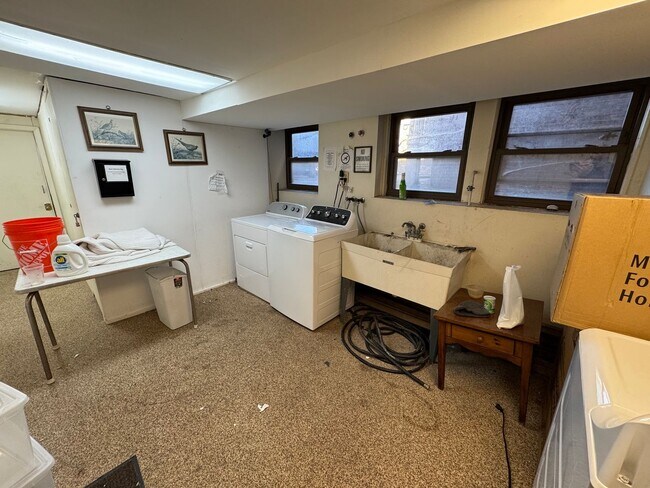 Building Photo - 2773 Hampshire-Unit 3