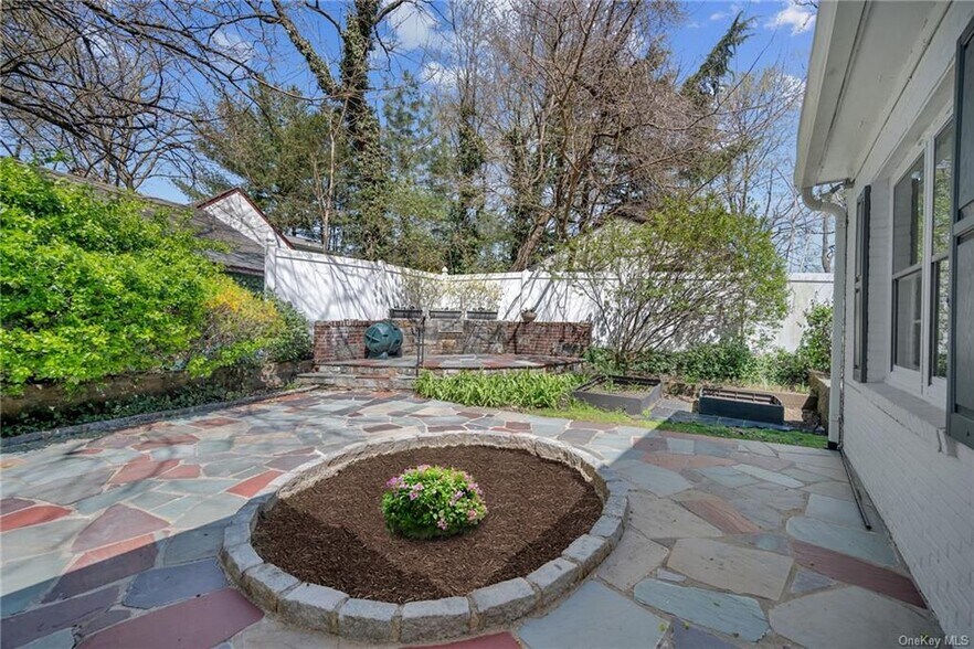 Building Photo - 6 Wildway