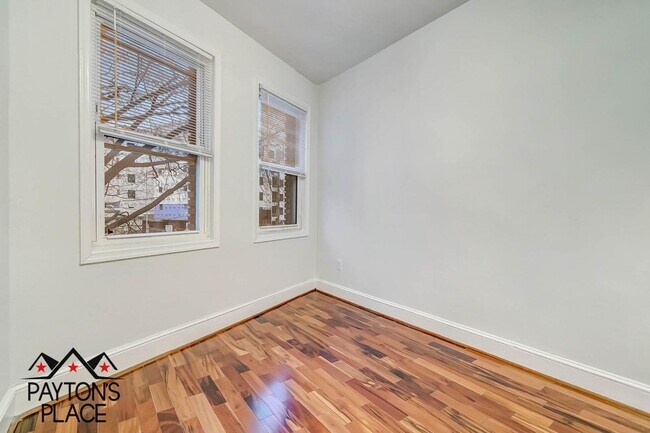 Building Photo - Spacious Apartment with Outdoor space