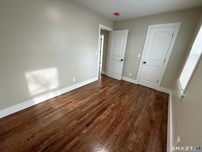 Building Photo - 260 Robin St