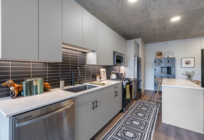 Building Photo - 123 N May St