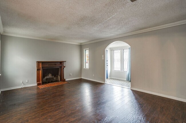 Building Photo - Amazing Historic 1940's Home in Original Cleburne- 4 Bed- 3 Bath w/ Multiple Living Areas- 76033