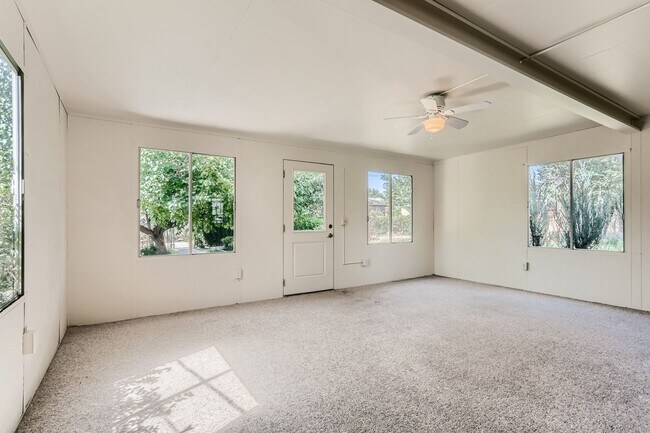 Building Photo - Amazing 4BR, 2BTH in Denver!