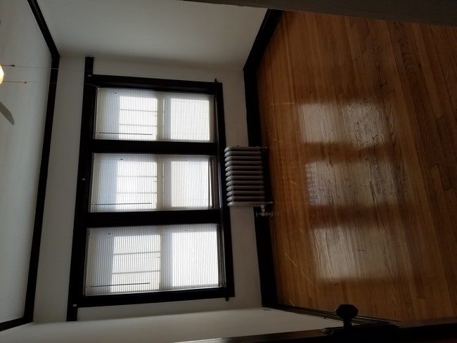 Building Photo - 4742 W Roscoe St