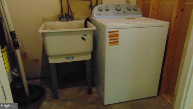 Building Photo - 25 Brucester Bridge Ct