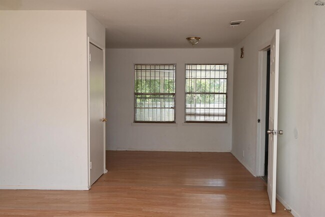 Building Photo - 1512 Parkdale Dr