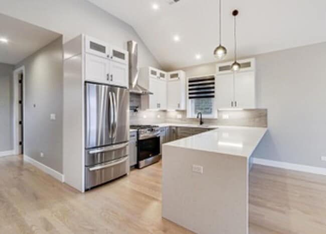 Building Photo - Luxury 3b2b condo in Bronzeville