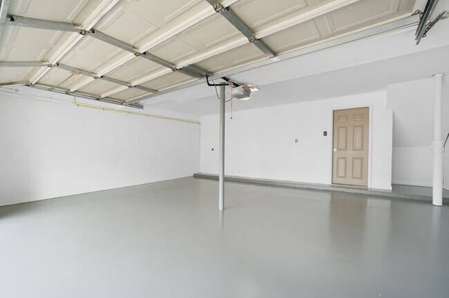 Building Photo - 909 N Hanley Rd