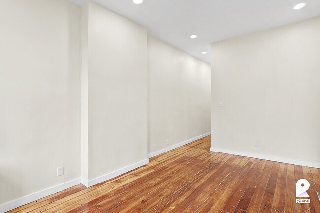 Building Photo - 1525 Greene Ave