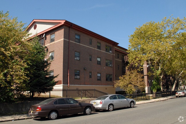 Primary Photo - Arlington Gardens - 5 Buildings