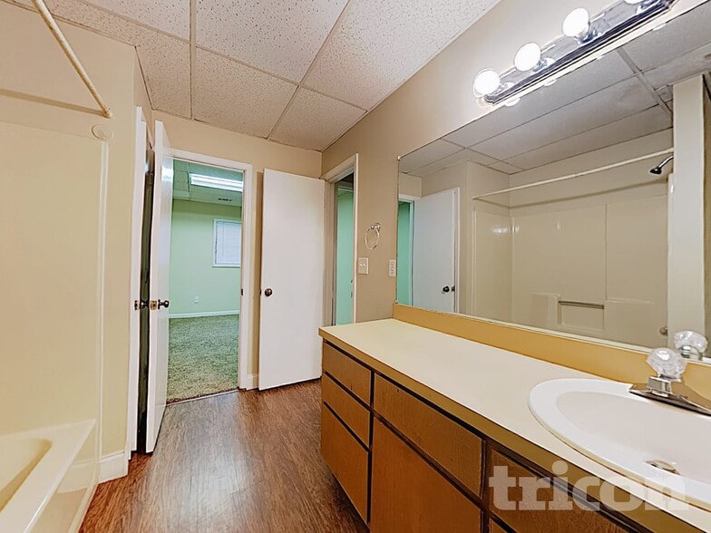 Building Photo - 3958 Cotswold Dr SW