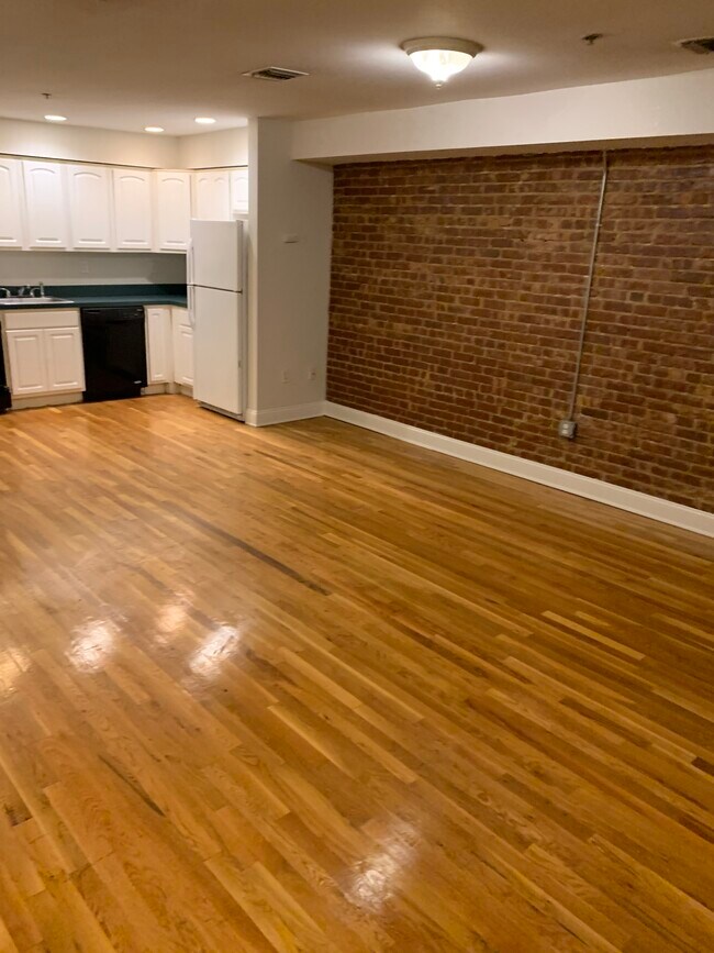 Building Photo - 418 Madison St