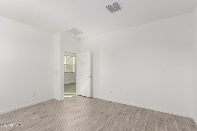 Building Photo - 3233 Juniper Cyn Dr