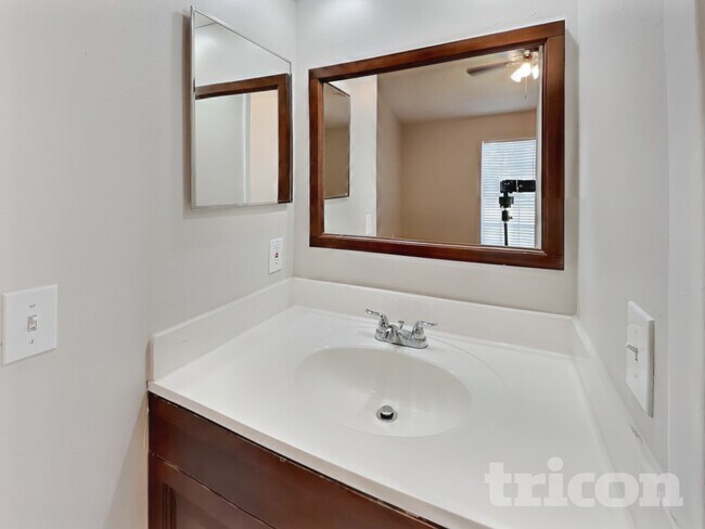 Building Photo - 4051 Forecast Dr