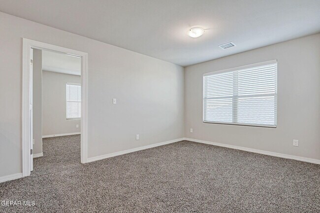 Building Photo - 13130 Oakhampton Ave