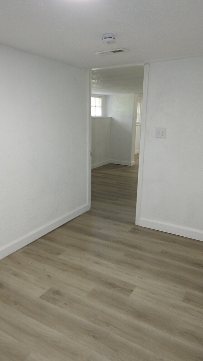 Building Photo - Newly rehabbed fully rehabbed 4 bed 2 bath...