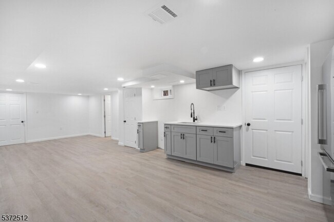 Building Photo - 141 Crosby Ave