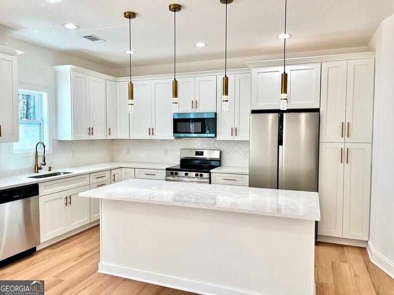 Building Photo - 204 Custer Cir