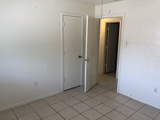 Building Photo - Cozy Half Duplex in Irving!!