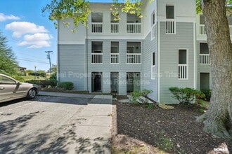 Building Photo - 201 Oakwood Ct