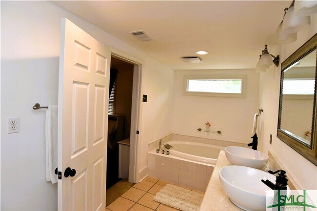 Building Photo - Spacious and fully furnished Victorian beauty