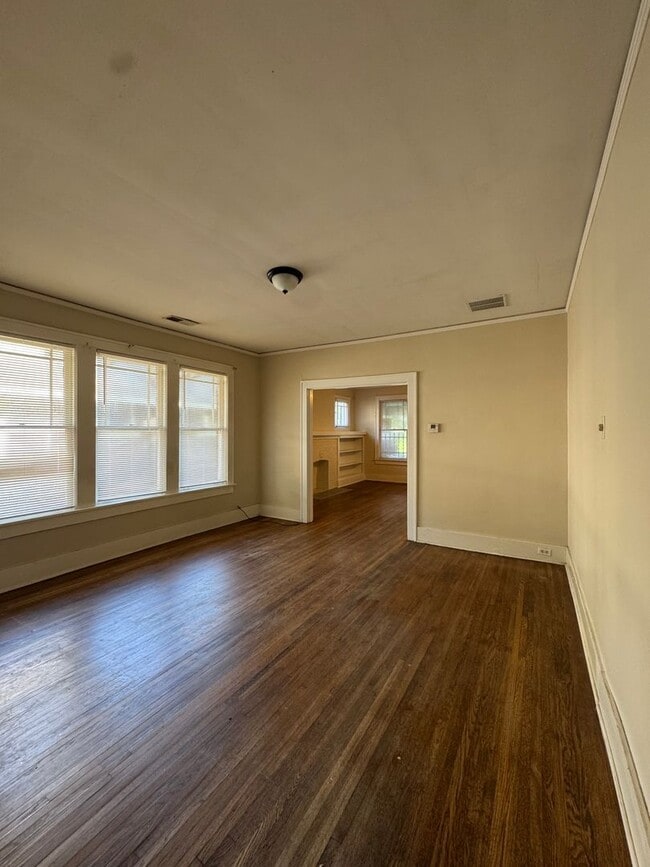 Building Photo - Historic Charm in Evergreen
