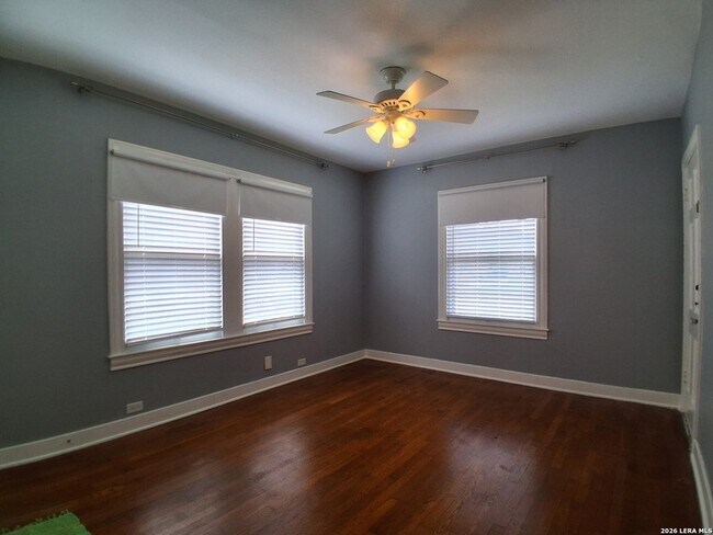 Building Photo - 315 W Ridgewood Ct