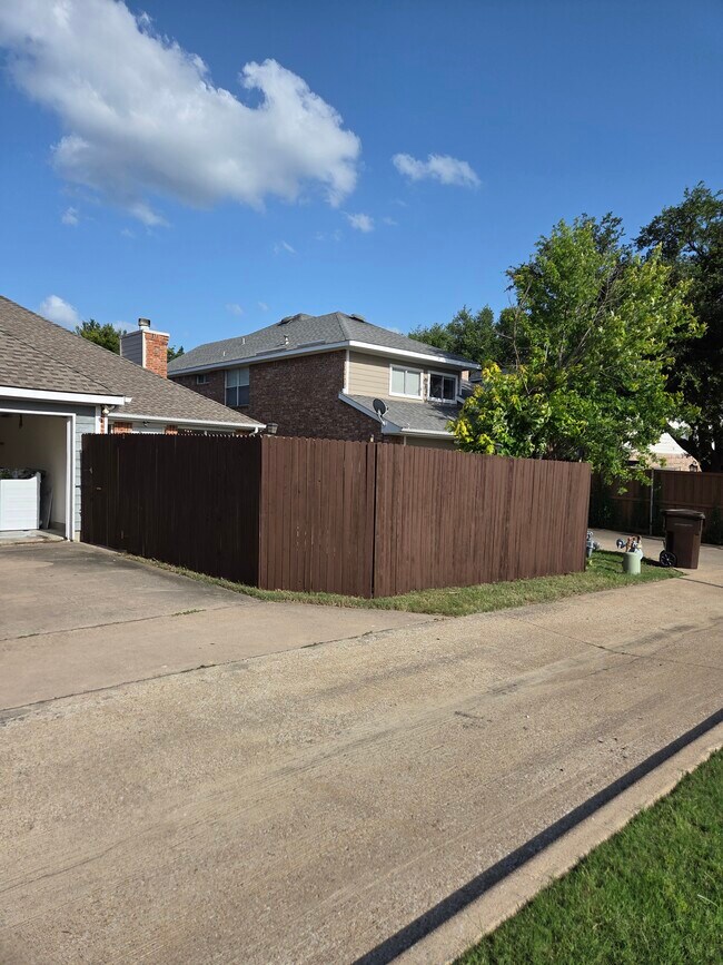 Building Photo - 2405 Shinnery Oak Dr
