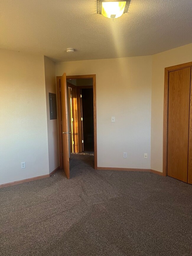 Building Photo - Nice 2br Condo in Coralville close to shopping & interstate