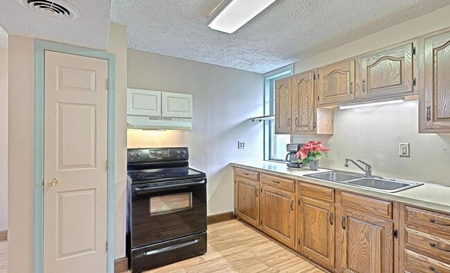 Building Photo - Beautiful 3 Bedroom, 1.5 Bath in Colonial West York!