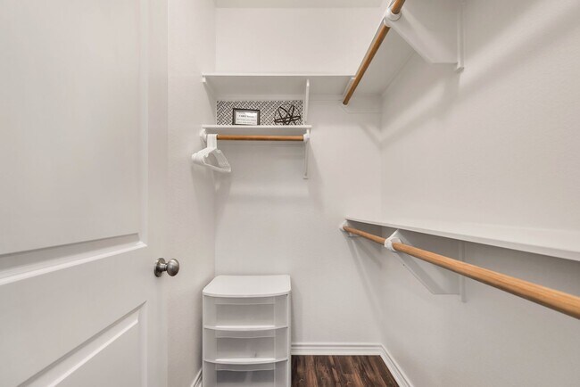 Building Photo - 4/4.5 in Pershing Pointe Townhomes! Availa...