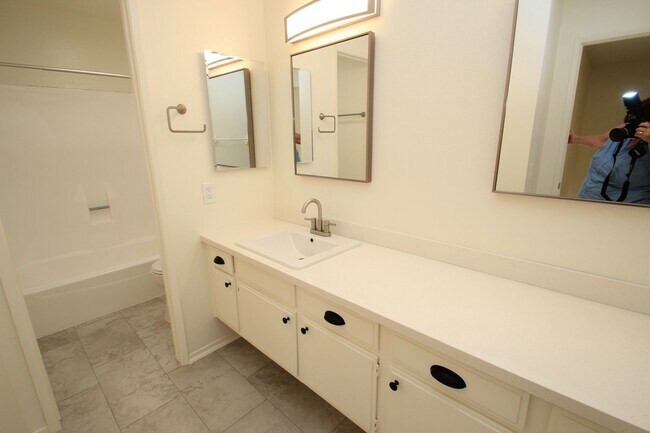Building Photo - For Rent: Upgraded 3-Bedroom Condo in Todd...