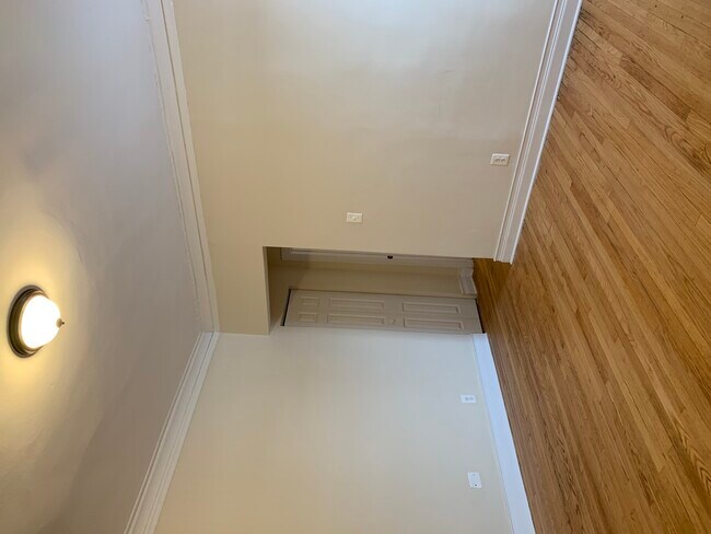 Building Photo - 5164 S King Dr